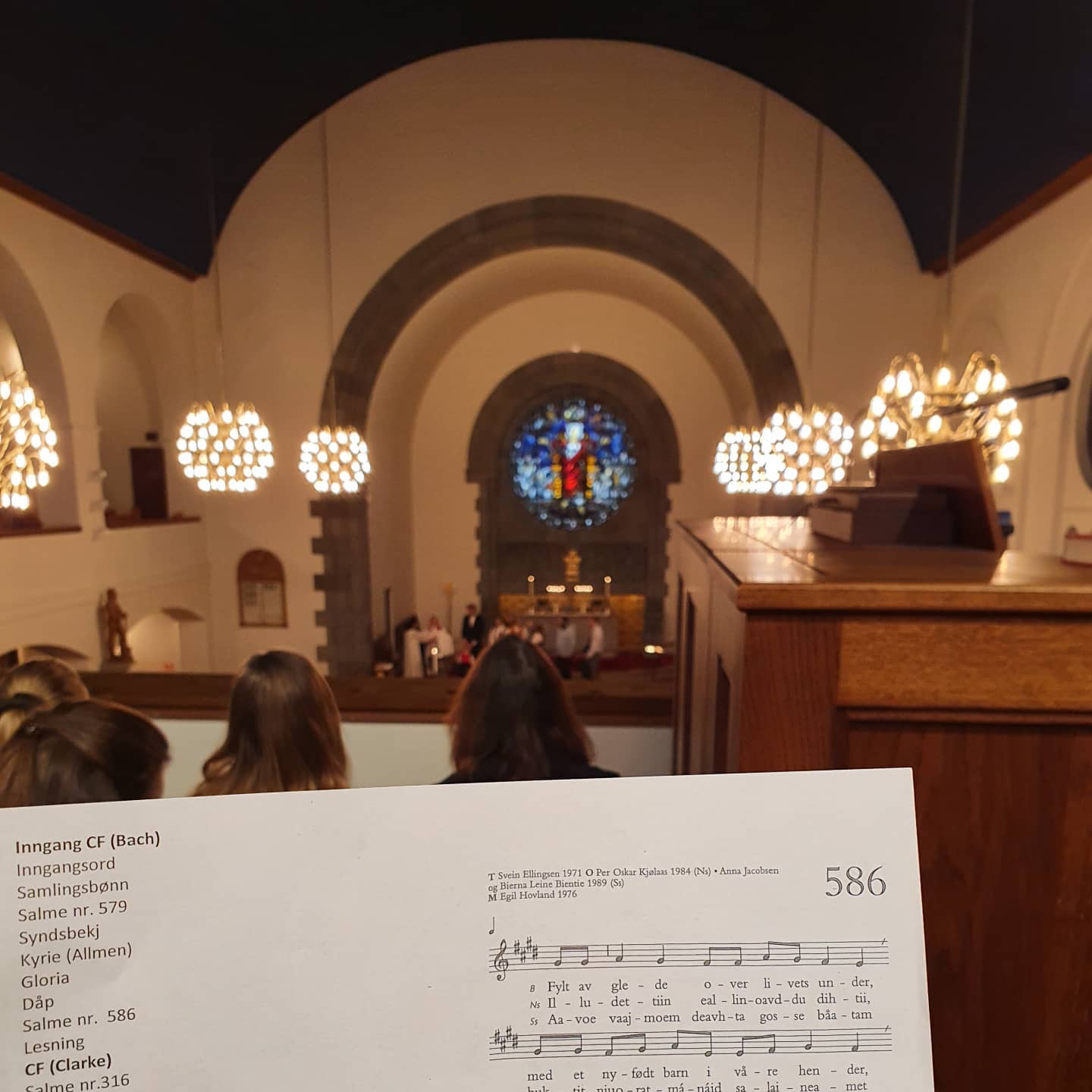 Fra korgalleriet i Frogner kirke deltar vi på en dåpsgudstjeneste, en del av vårt samarbeide med kirken.
En fin anledning til å synge fra a cappella-repertoaret vårt. #kirke #acapella #søndag #orgel #gudstjeneste #Bach #Clarke #Schütz